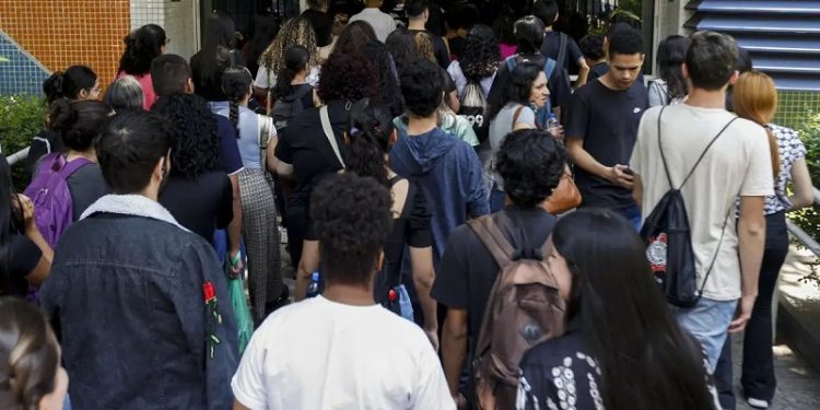 Lula sanciona lei que amplia para 30% cotas para negros em concursos