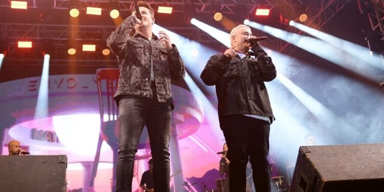 Matheus e Kauan reúnem mais de 30 mil pessoas na quinta noite da Expoacre