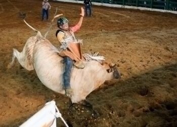 Montarias agitam arena da Expoacre após adiamento por chuva