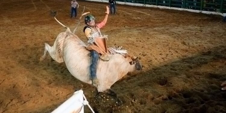 Montarias agitam arena da Expoacre após adiamento por chuva