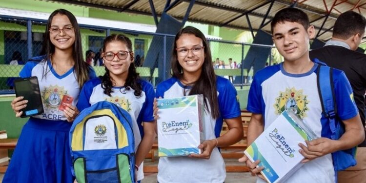 Pacote de valorização docente impulsiona rede estadual de ensino no Acre