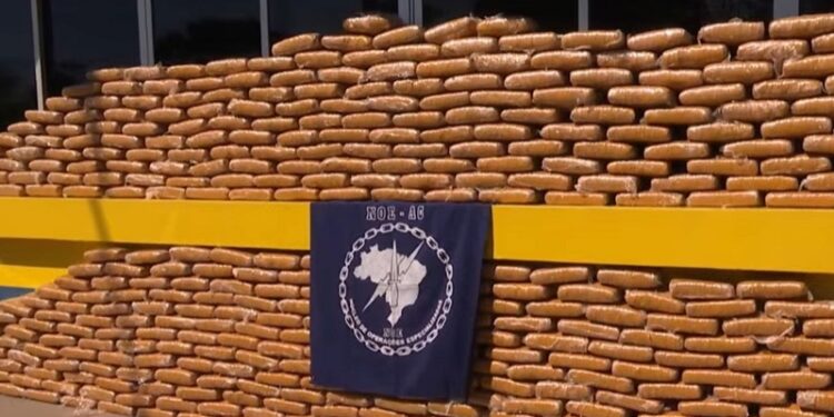 No Acre, PRF apreende R$ 4,5 milhões em drogas durante abordagem de rotina na BR-364