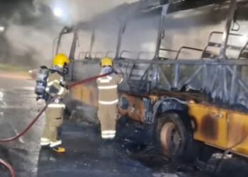 “Foi tudo muito rápido”: ônibus com quadrilha junina pega fogo e é destruído por falha elétrica na BR-364