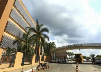 Anvisa alerta sobre uso do formol como alisante de cabelos