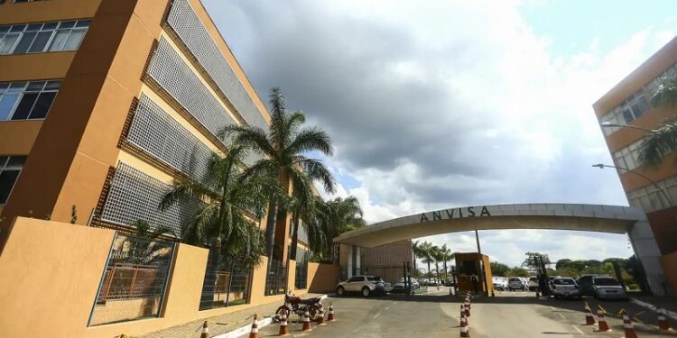 Anvisa alerta sobre uso do formol como alisante de cabelos