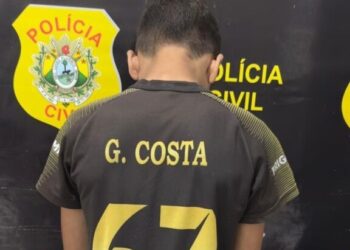 Adolescente de 13 anos é apreendido após pichar viatura da Polícia Civil com sigla de facção de organização criminosa