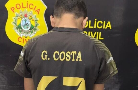 Adolescente de 13 anos é apreendido após pichar viatura da Polícia Civil com sigla de facção de organização criminosa
