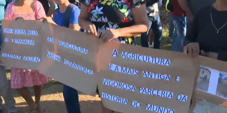 Produtores rurais bloqueiam estrada de Porto Acre em protesto contra reintegração de posse