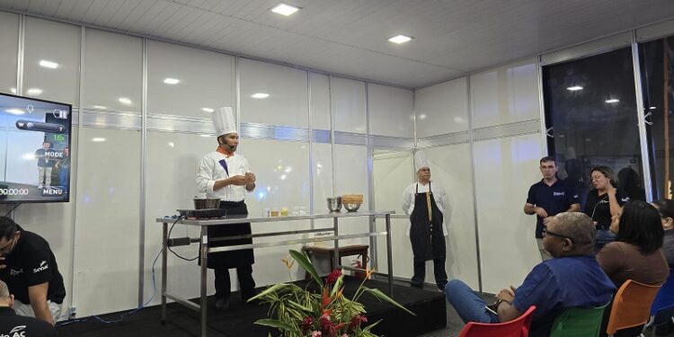 Vai perder? chefs da Bahia e do Pará dão sabor à primeira aula-show do Senac na Expoacre 2025