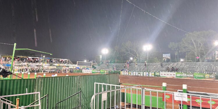 Rodeio da Expoacre 2025 tem abertura afetada por chuva; montarias são suspensas