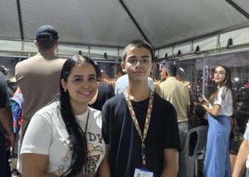 Com espaço inclusivo na Expoacre, mãe leva filho autista pela primeira vez ao rodeio