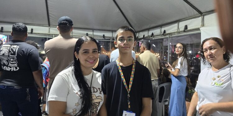 Com espaço inclusivo na Expoacre, mãe leva filho autista pela primeira vez ao rodeio