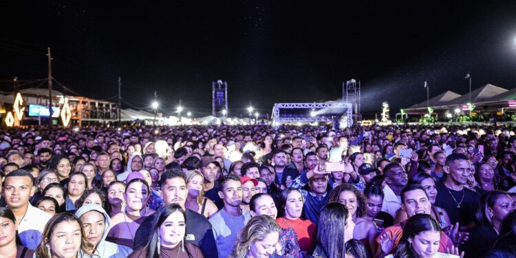 Abertura da Expoacre Juruá: Raça Negra aqueceu os corações do público na noite desta terça-feira