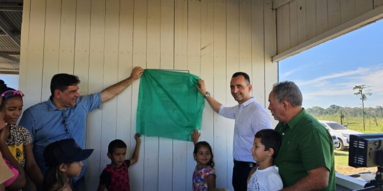 Após repercussão nacional, alunos da escola que funcionava em curral no Bujari recebem nova sede com estrutura digna