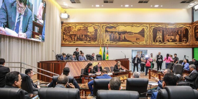 Acre aprova salário mínimo mensal para órfãos do feminicídio