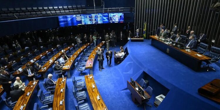 Senado aprova isenção de IR para quem ganha até dois salários-mínimos