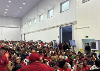 Centenas de pessoas aguardam por Lula na Cooperacre; veja imagens