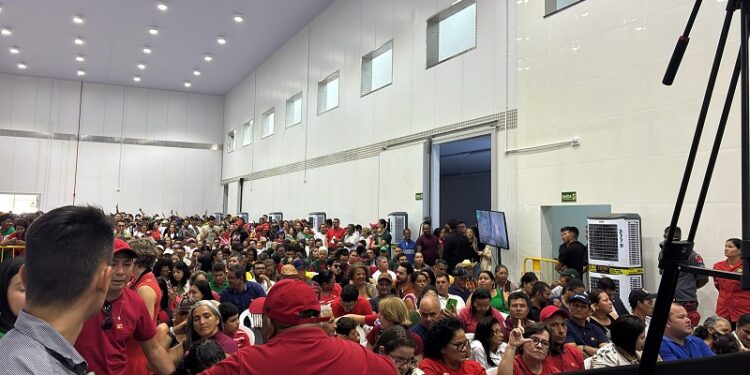 Centenas de pessoas aguardam por Lula na Cooperacre; veja imagens