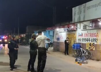 Jovem de 22 anos é executado a tiros em frente distribuidora no Belo Jardim 1