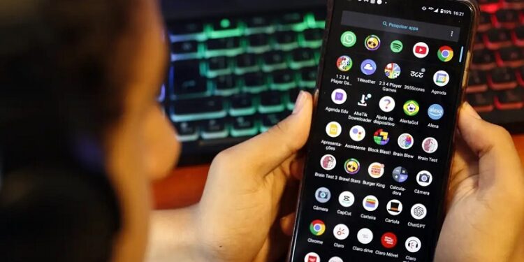 Câmara aprova urgência de projeto que combate adultização nas redes