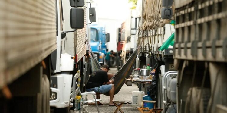 Unidades de saúde para caminhoneiros ficarão em postos nas rodovias