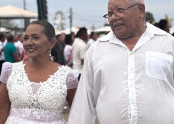 Casal de 69 e 67 anos oficializa união na Expoacre 2025: “Feliz a gente já é”