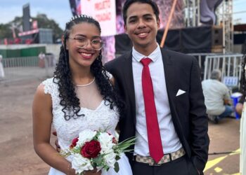 Casamento coletivo oficializa união de 382 casais na Expoacre 2025