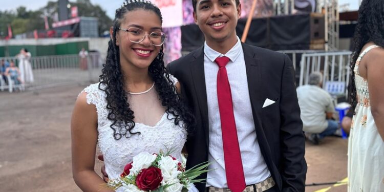 Casamento coletivo oficializa união de 382 casais na Expoacre 2025