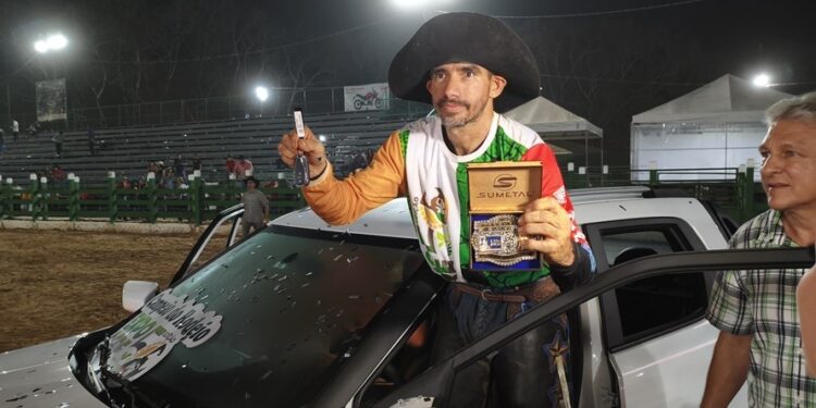 João Péres vence rodeio da Expoacre 2025 com 270 pontos e leva caminhonete para Rondônia