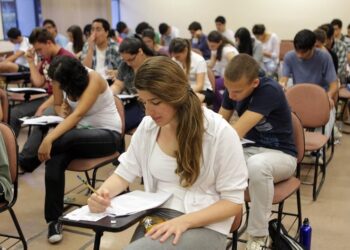 Quase 13 mil universitários do Acre têm dívidas com instituições de ensino, aponta Serasa