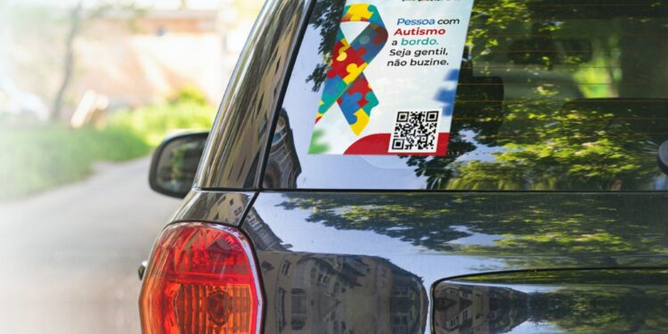 Rio Branco terá adesivos gratuitos para veículos que transportam pessoas com autismo