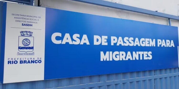 Fluxo migratório de venezuelanos pressiona abrigos no Acre após eleições municipais no país