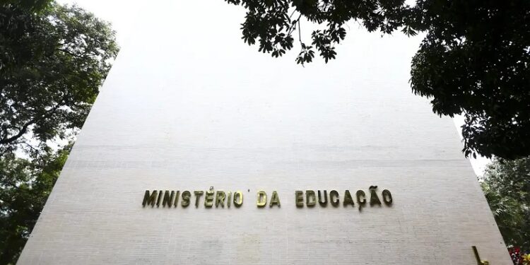 Sai lista de cursos superiores semipresenciais autorizados pelo MEC