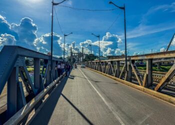Estrutura de madeira ao lado da ponte metálica está em ruínas e coloca pedestres em risco
