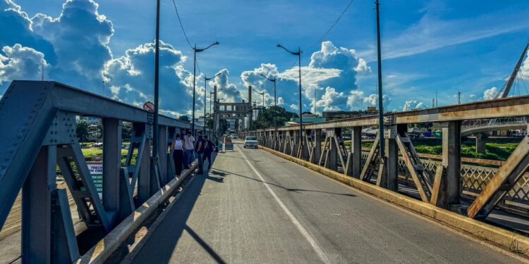 Estrutura de madeira ao lado da ponte metálica está em ruínas e coloca pedestres em risco