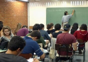 Ensino superior no Brasil pode mais que dobrar salário