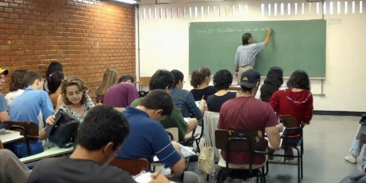Ensino superior no Brasil pode mais que dobrar salário