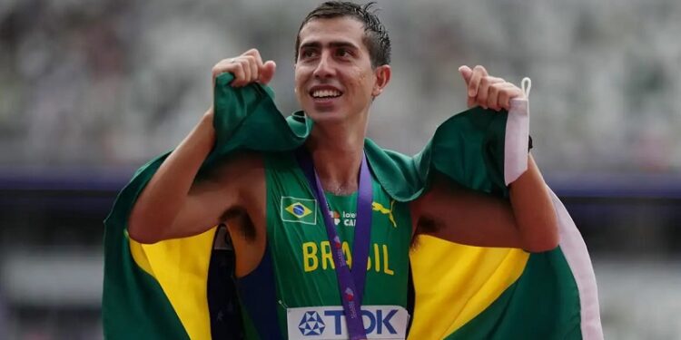 Caio Bonfim é campeão mundial dos 20 km da marcha atlética em Tóquio