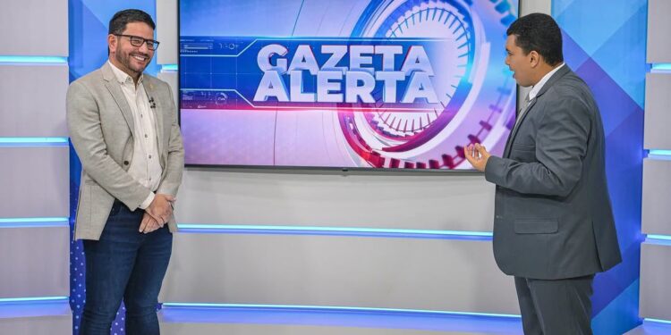 Gladson Cameli destaca obras, concursos e parceria com prefeituras em entrevista ao vivo