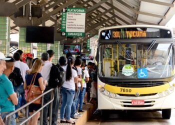 Censo do IBGE revela que acreanos levam meia hora para chegar ao trabalho, mas enfrentam caos no transporte público