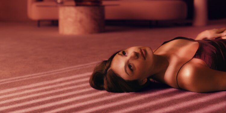 Nativa SPA lança Orquídea Lumière, patrocina o glow da pele em campanha estrelada por Isis Valverde e reforça posicionamento como marca de autoridade em cuidados corporais