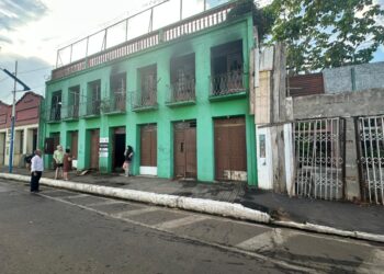 Incêndio atinge prédio histórico na Gameleira; proprietária suspeita que o fogo tenha sido proposital