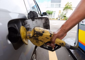 Petrobras anuncia redução de 4,9% no preço da gasolina; mudança vale a partir desta terça-feira