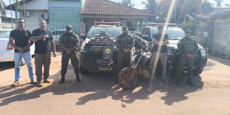 Gefron apreende 18 kg de maconha dentro da Resex Chico Mendes após perseguição em ramal