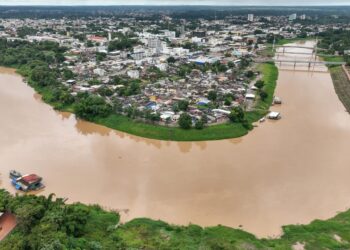 Nível do Rio Acre sobe quase três metros em 24 horas e provoca alerta para navegação e impacto na captação de água