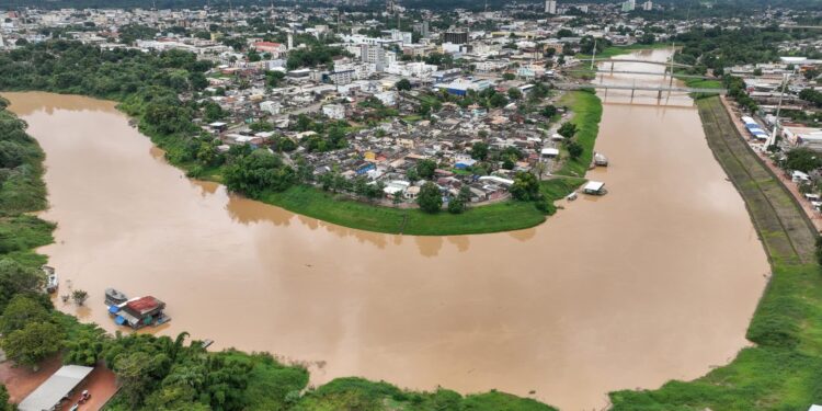 Nível do Rio Acre sobe quase três metros em 24 horas e provoca alerta para navegação e impacto na captação de água