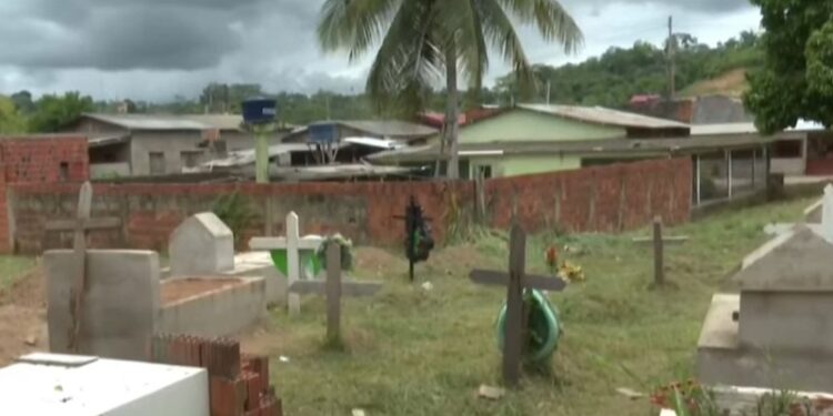 Cemitério de Assis Brasil chega ao limite e morador tem quintal tomado por covas