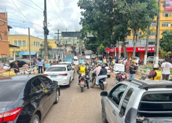 Moradores bloqueiam ponte e pedem transparência em projeto habitacional da comunidade Marielle Franco