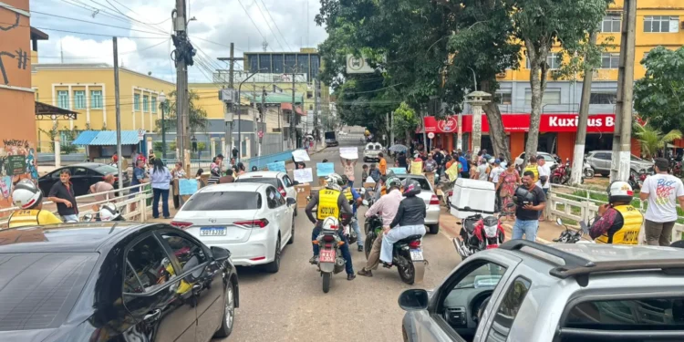 Moradores bloqueiam ponte e pedem transparência em projeto habitacional da comunidade Marielle Franco