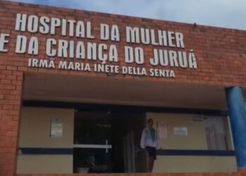 Mulher tem bebê em casa após ser liberada de maternidade em Cruzeiro do Sul